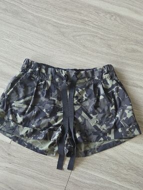 Lululemon Athletica Spring Break Away Shorts In Camo. Size 8.